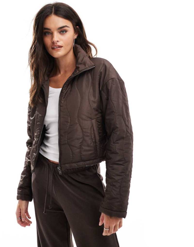 Wednesday's Girl - Kurze, gesteppte Pufferjacke in Schokobraun von Wednesday's Girl