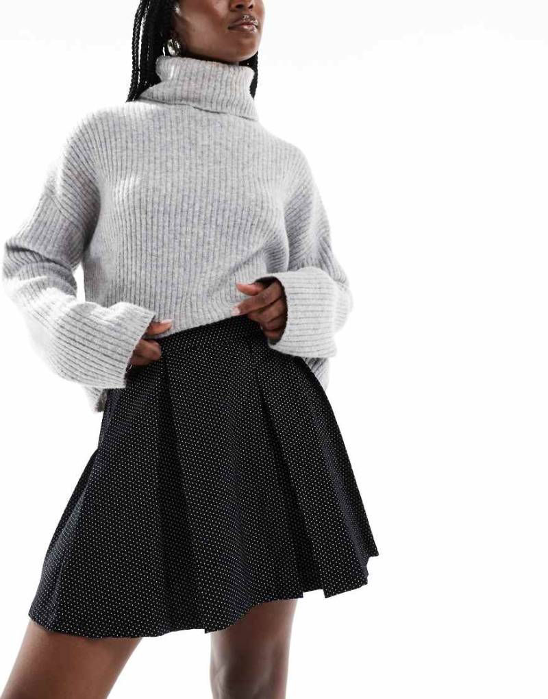 Wednesday's Girl - Kurzer Faltenrock aus Cord in gepunktetem Schwarz von Wednesday's Girl