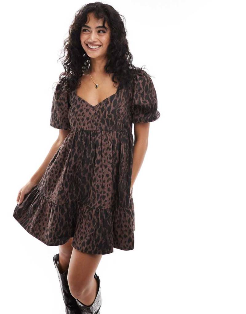 Wednesday's Girl - Kurzes Hängerkleid in Braun mit Struktur, Puffärmeln und Leopardenmuster von Wednesday's Girl