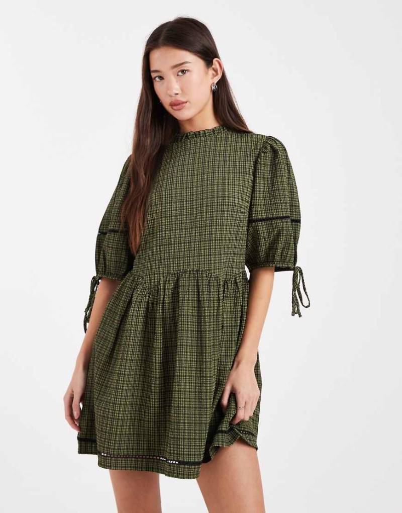 Wednesday's Girl - Kurzes Hängerkleid in Grün kariert mit Textur von Wednesday's Girl