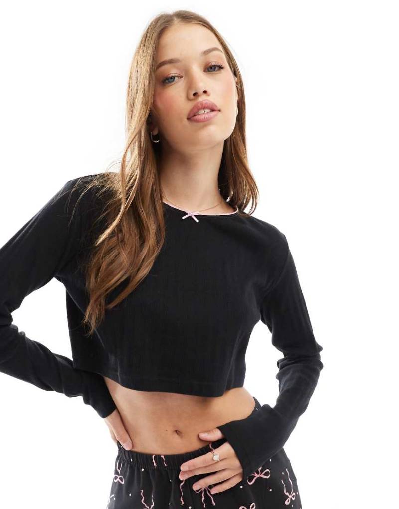 Wednesday's Girl - Langärmeliger Pyjama aus Pointelle-Strick in Schwarz mit Schleifenprint in Rosa-Weiß von Wednesday's Girl