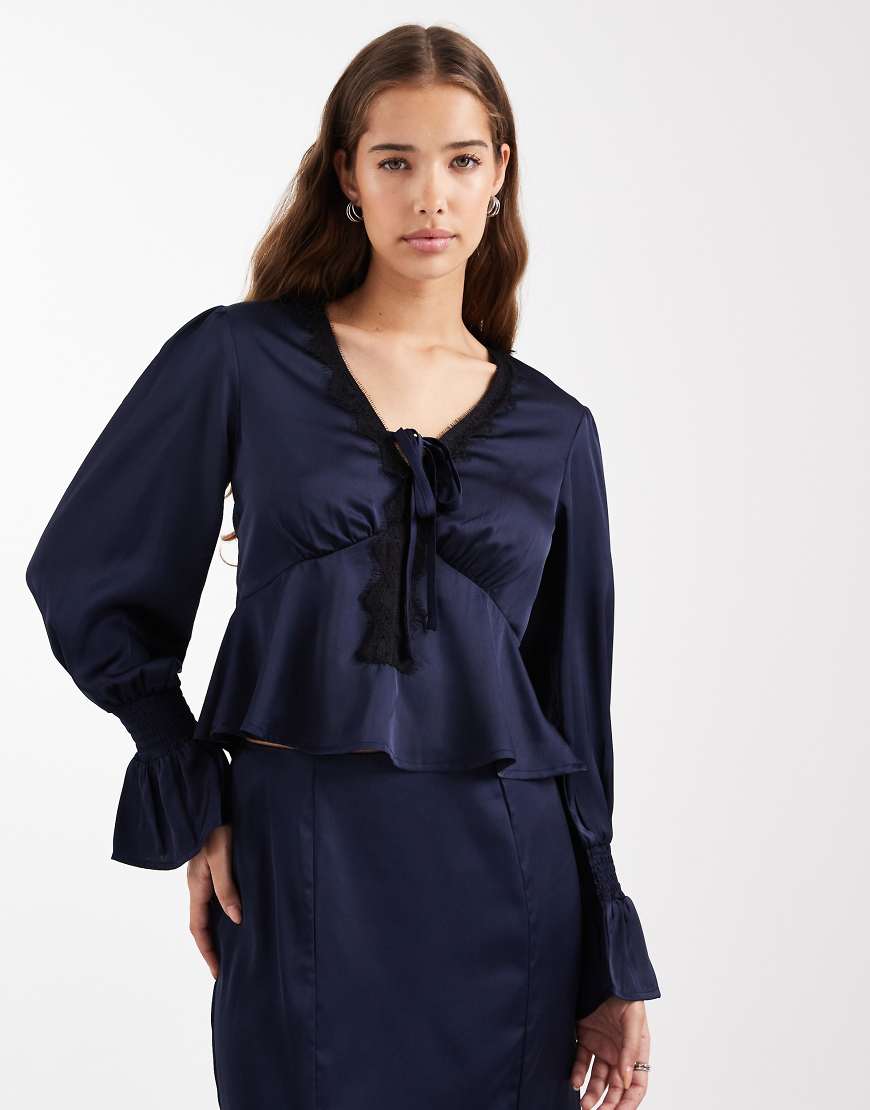 Wednesday's Girl - Langärmlige Bluse aus Satin in Marineblau mit Spitzendetails von Wednesday's Girl