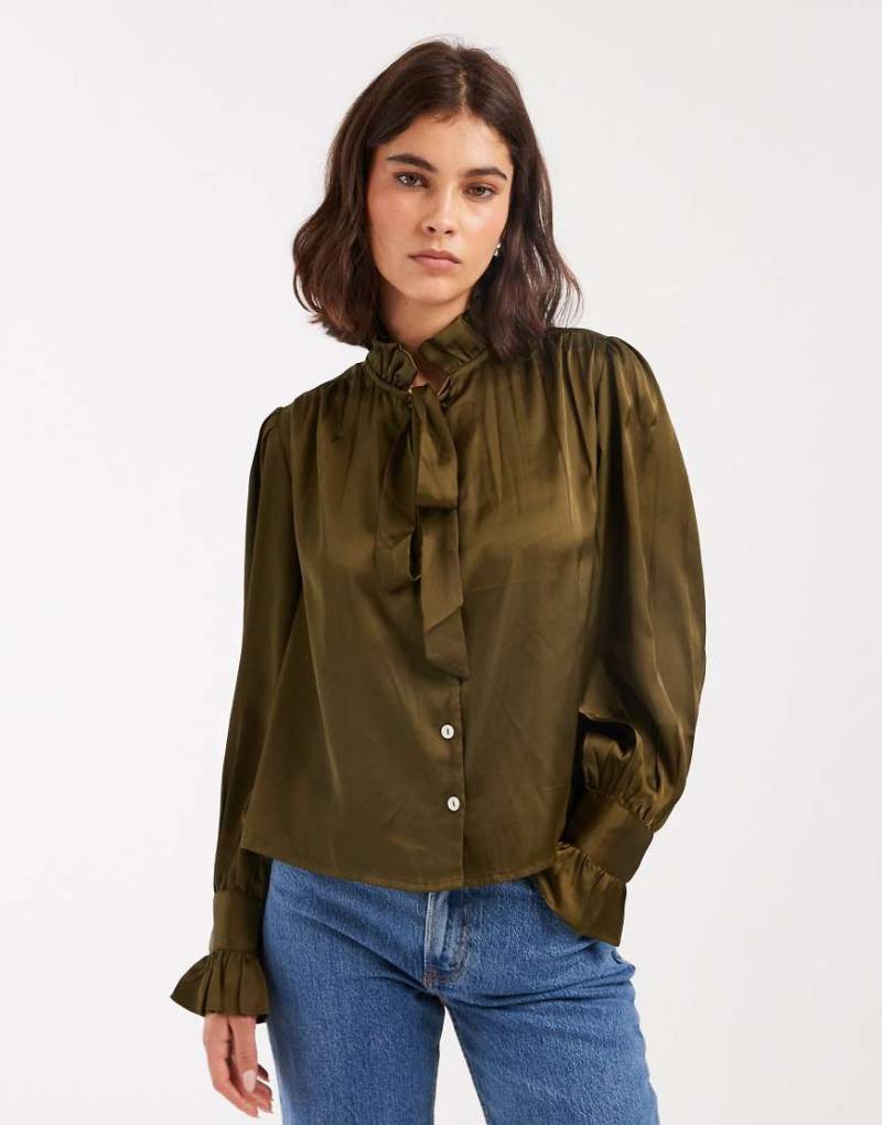 Wednesday's Girl - Langärmlige Bluse aus fließendem Stoff in Moosgrün mit Bindedetail-Brown von Wednesday's Girl
