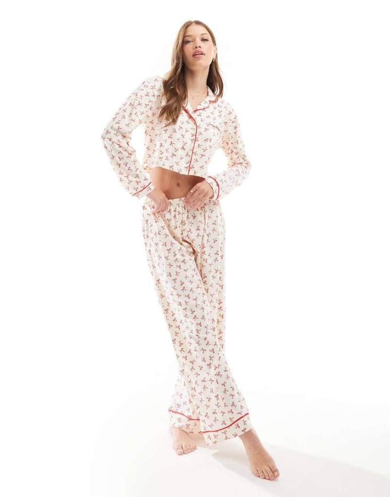 Wednesday's Girl - Langärmliger Pyjama in Cremeweiß und Rot mit Schleifenmuster von Wednesday's Girl