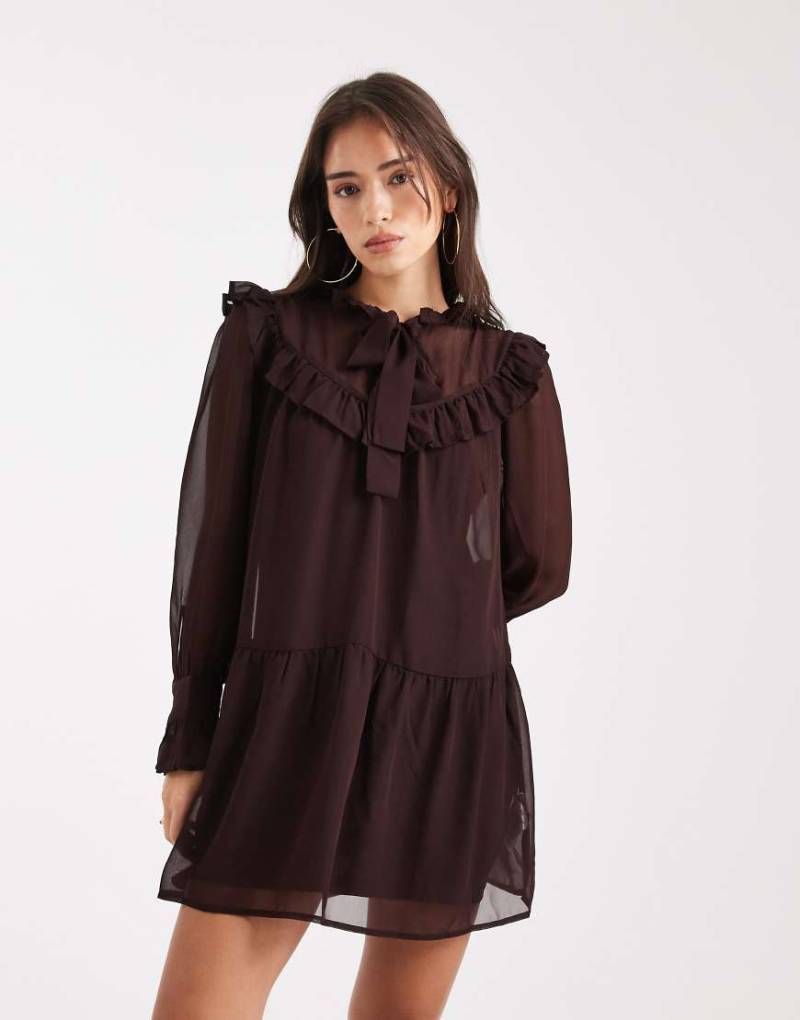 Wednesday's Girl - Langärmliges Minikleid in Schokoladenbraun mit Rüschen und Kragen-Brown Wednesday's Girl - Langärmliges Minikleid in Schokoladenbraun mit Rüschen und Kragen-Brown von Wednesday's Girl