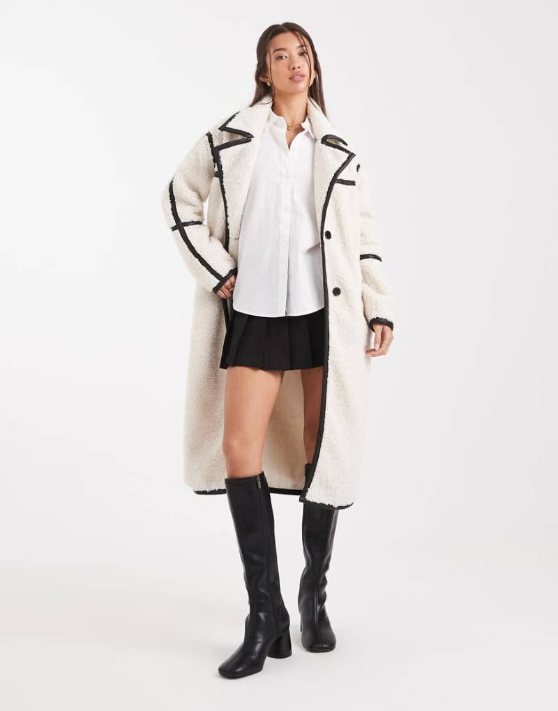 Wednesday's Girl - Longline-Midaximantel aus flauschigem Teddyfell in Cremeweiß von Wednesday's Girl