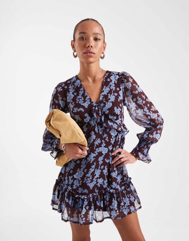 Wednesday's Girl - Luftiges Midikleid in Burgunderrot und Blau mit V-Ausschnitt und Blumenmuster von Wednesday's Girl