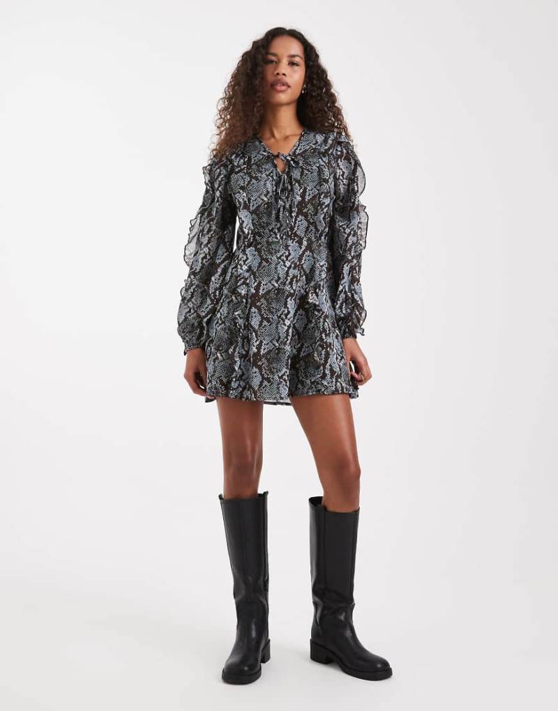 Wednesday's Girl - Luftiges Minikleid in Blau mit Schlangenmuster von Wednesday's Girl