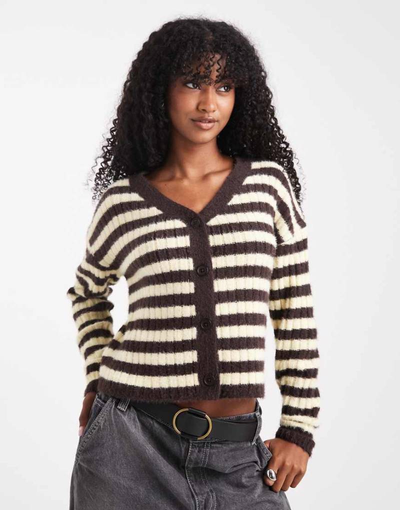 Wednesday's Girl - Micro-Strickjacke in Braun und Gelb gestreift-Bunt von Wednesday's Girl