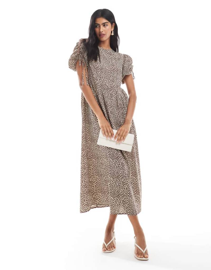 Wednesday's Girl - Midaxi-Kleid in Braun mit Leopardenmuster und gebundener Schulterpartie von Wednesday's Girl