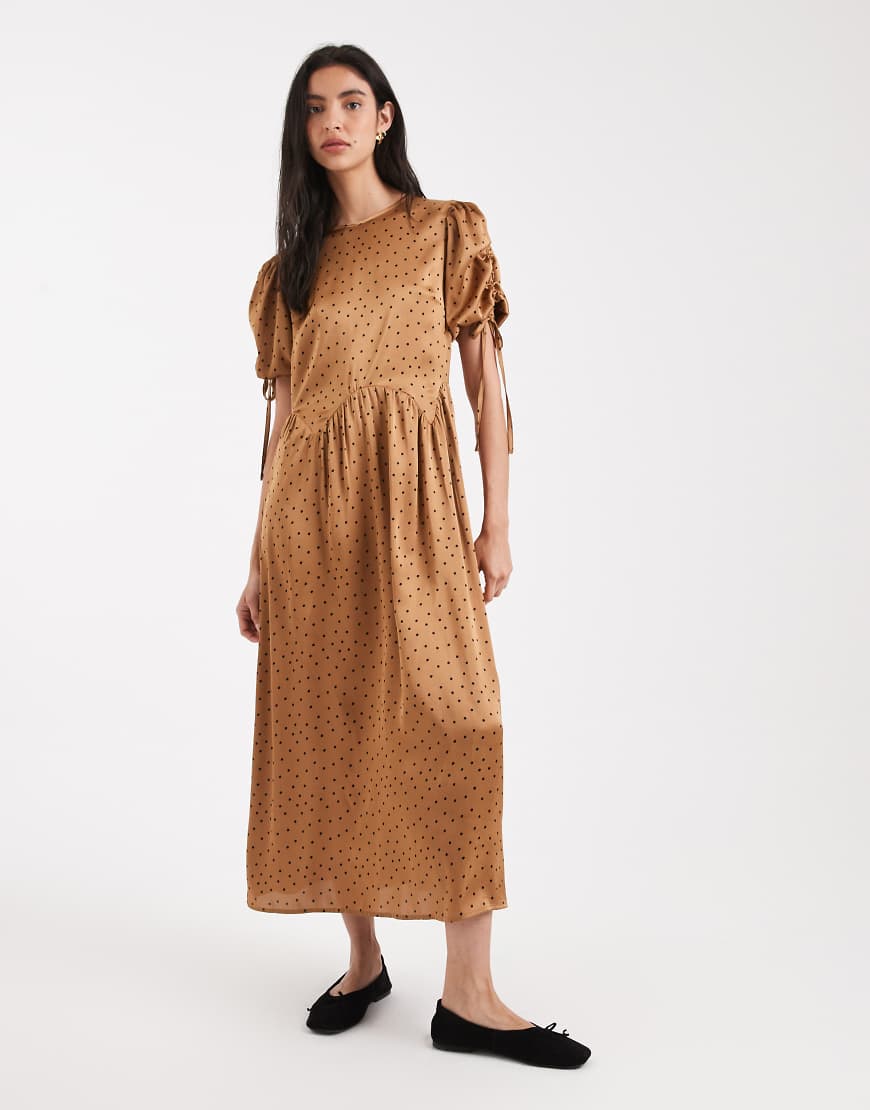 Wednesday's Girl - Midaxi-Kleid in Gold mit Polka-Dot-Muster und gebundenen Trägern-Neutral von Wednesday's Girl