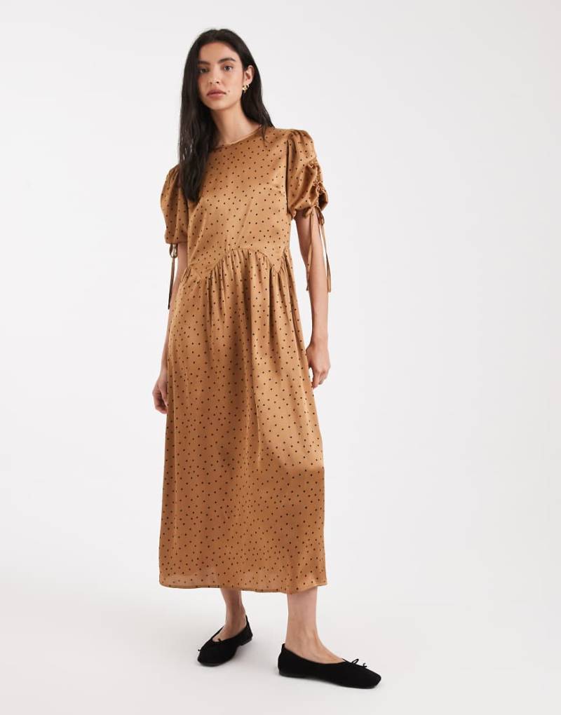 Wednesday's Girl - Midaxi-Kleid in Gold mit Polka-Dot-Muster und gebundenen Trägern-Neutral von Wednesday's Girl