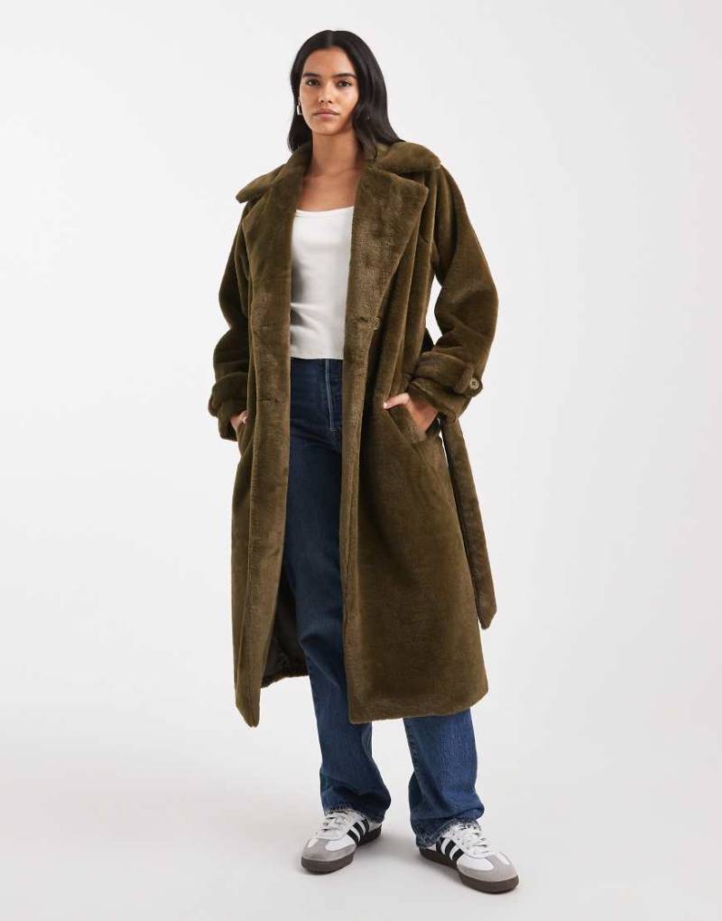 Wednesday's Girl - Midaxi-Mantel in tiefem Olivgrün aus Lammfellimitat mit Gürtel Wednesday's Girl - Midaxi-Mantel in tiefem Olivgrün aus Lammfellimitat mit Gürtel von Wednesday's Girl