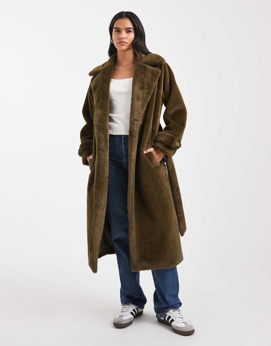 Wednesday's Girl - Midaxi-Mantel in tiefem Olivgrün aus Lammfellimitat mit Gürtel von Wednesday's Girl
