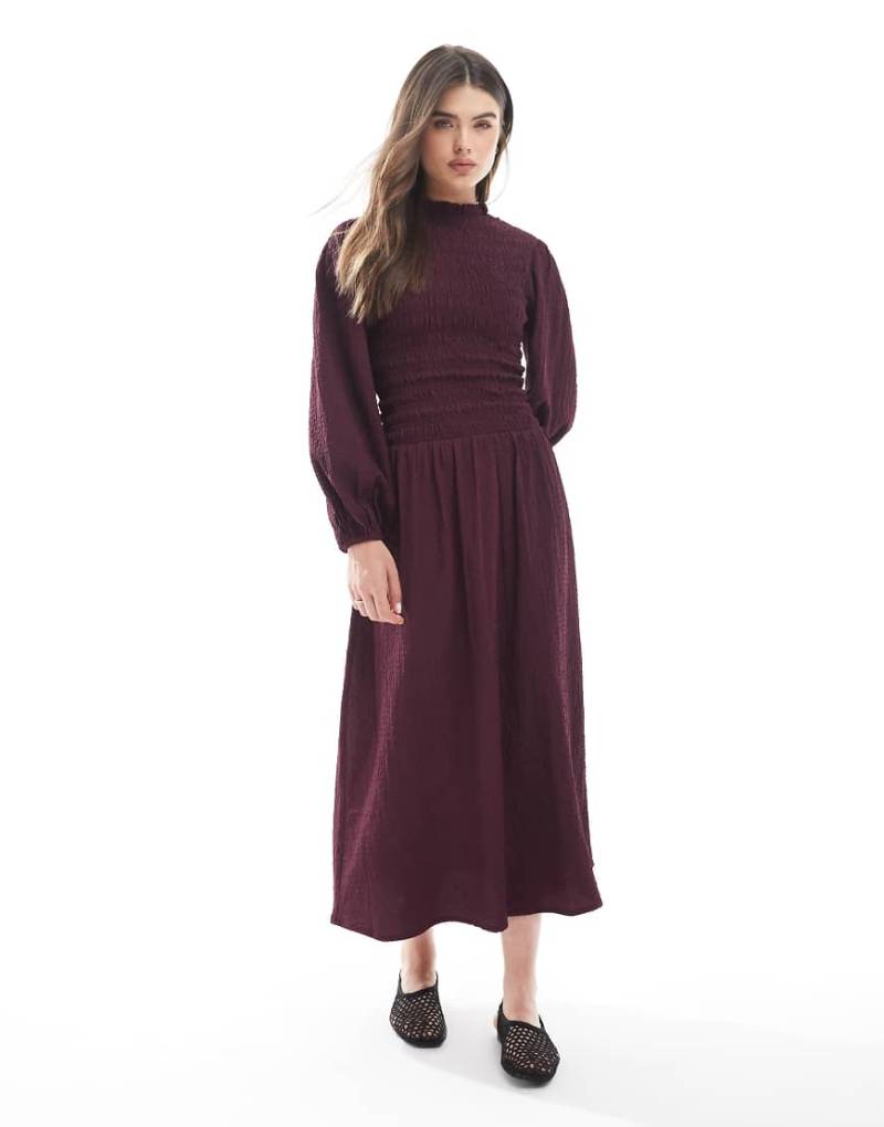 Wednesday's Girl - Midaxikleid Dunkellila mit gerafftem Detail und Puffärmeln von Wednesday's Girl