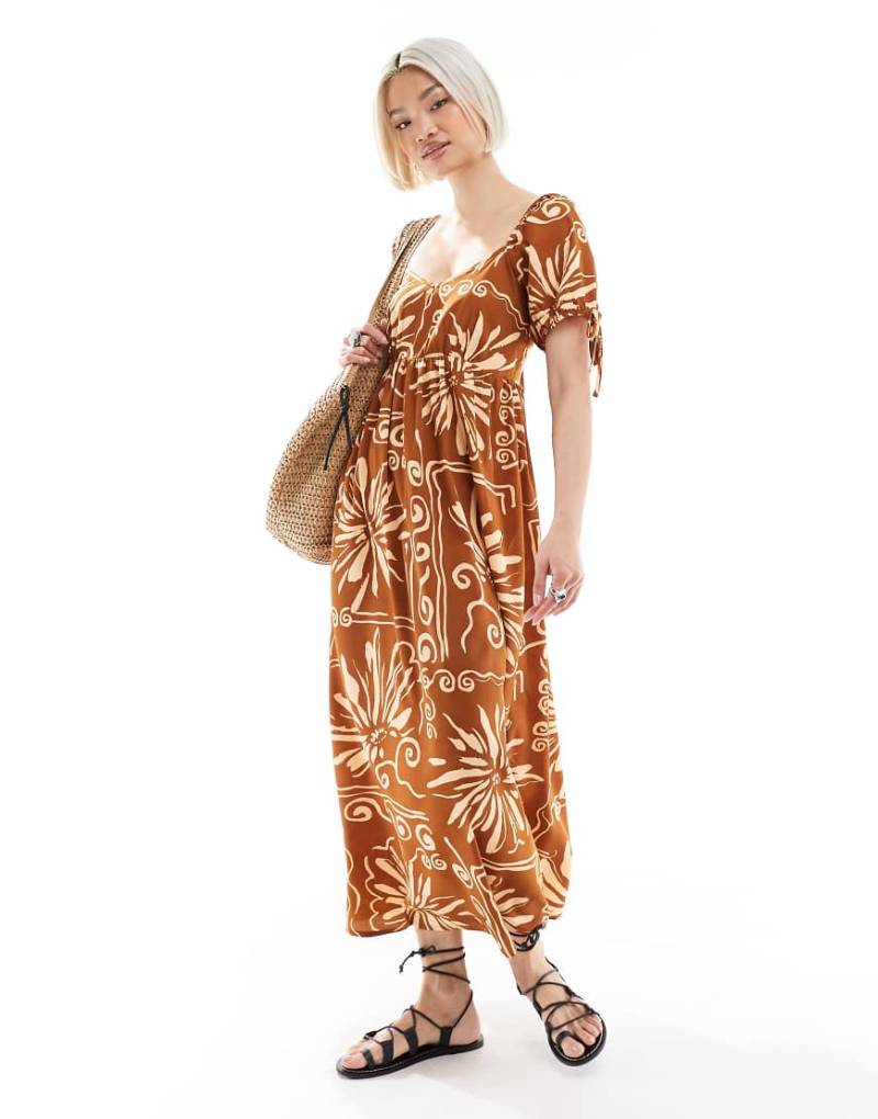 Wednesday's Girl - Midaxikleid in Braun mit Kachel-Blumenmuster und Puffärmeln von Wednesday's Girl