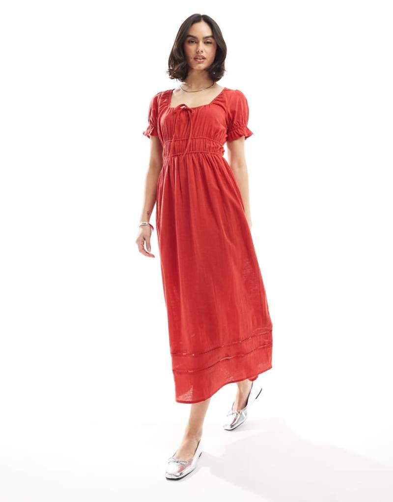 Wednesday's Girl - Midaxikleid in Rot mit Puffärmeln und U-Ausschnitt von Wednesday's Girl