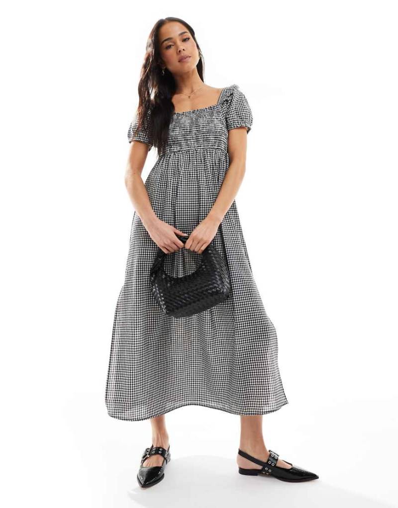 Wednesday's Girl - Midaxikleid mit Vichykaromuster in Schwarz und Puffärmeln von Wednesday's Girl