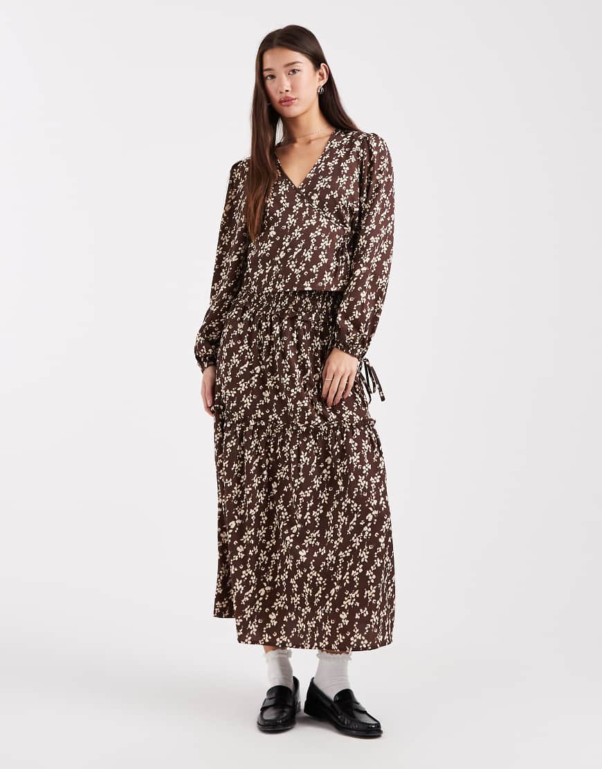 Wednesday's Girl - Midaxirock in A-Linie in Braun mit Blumenprint und Rüschendetail-Brown von Wednesday's Girl