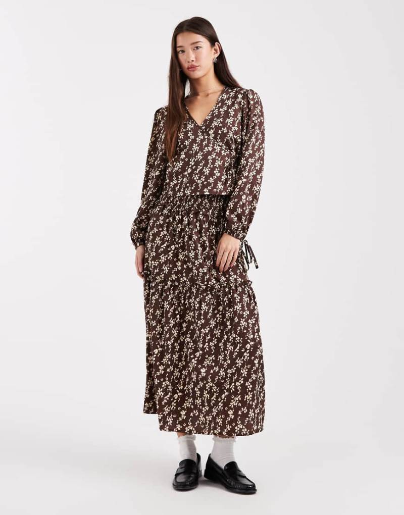 Wednesday's Girl - Midaxirock in A-Linie in Braun mit Blumenprint und Rüschendetail-Brown von Wednesday's Girl