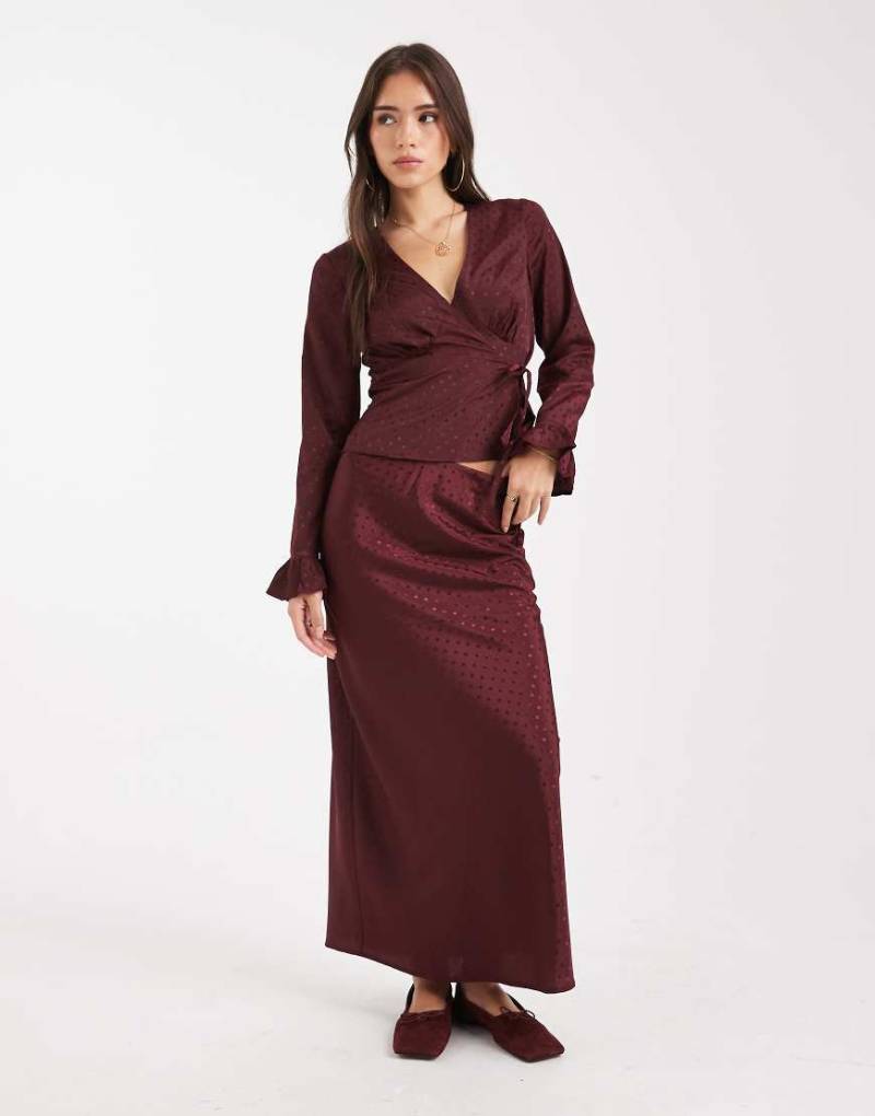 Wednesday's Girl - Midaxirock in Burgunderrot mit Polka Dots und Struktur-Marineblau von Wednesday's Girl