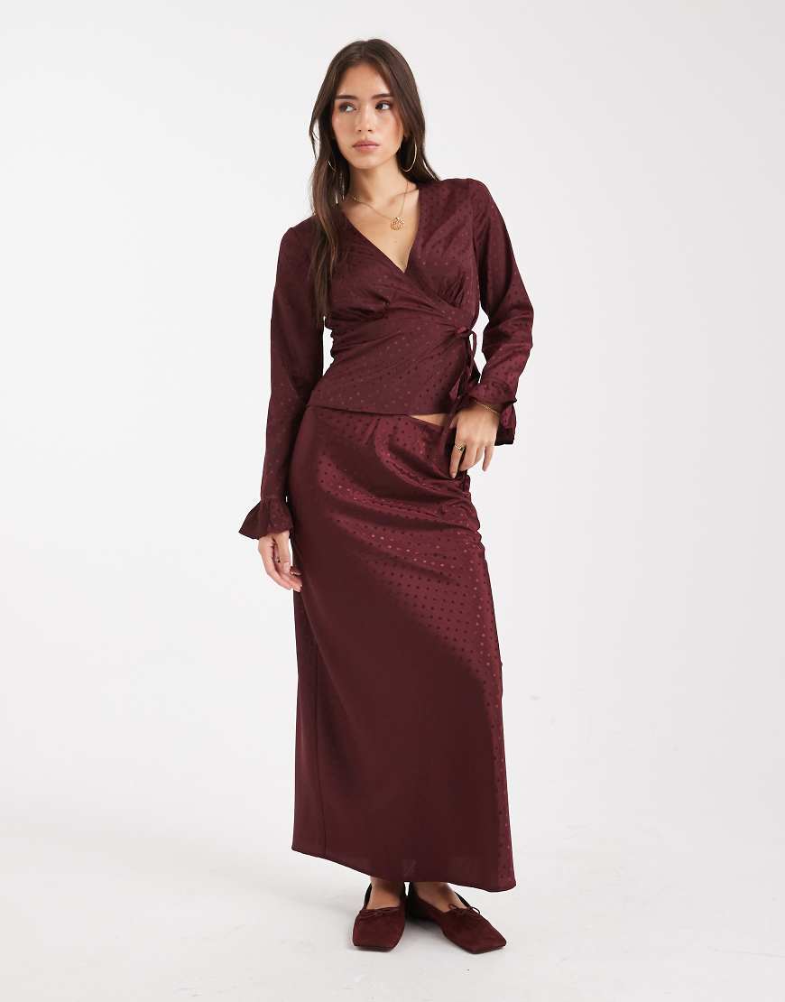 Wednesday's Girl - Midaxirock in Burgunderrot mit Polka Dots und Struktur-Marineblau von Wednesday's Girl