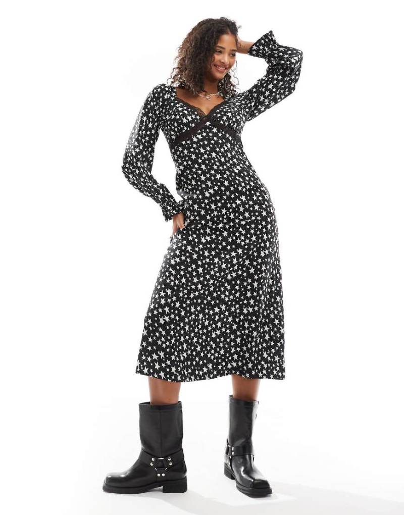 Wednesday's Girl - Midikleid in Schwarz mit Sternenprint, V-Ausschnitt und Spitzenborte von Wednesday's Girl