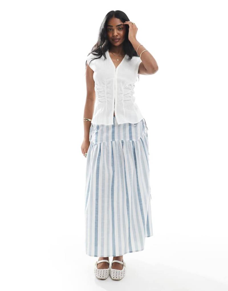 Wednesday's Girl - Midirock in Blau mit auffälligen Streifen von Wednesday's Girl