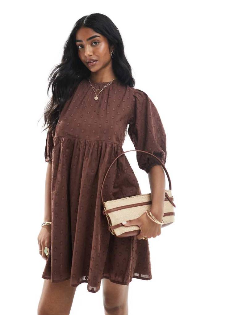 Wednesday's Girl - Mini-Hängerkleid aus braunem Dobby-Stoff mit Puffärmeln von Wednesday's Girl
