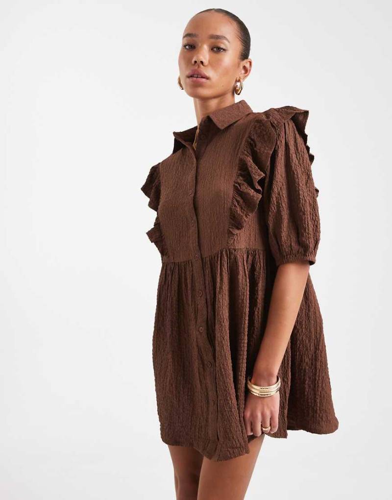 Wednesday's Girl - Mini-Hängerkleid in Braun mit Rüschen-Detail von Wednesday's Girl