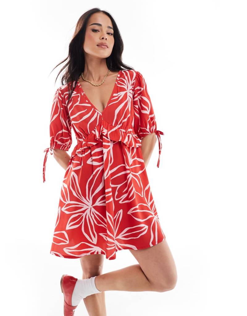 Wednesday's Girl - Mini-Hängerkleid in Rot mit auffälligem Blumenmuster von Wednesday's Girl