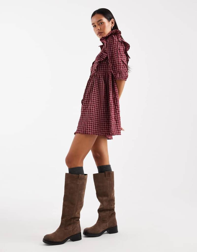 Wednesday's Girl - Mini-Hängerkleid in dunkelrot kariert mit Rüschendetail von Wednesday's Girl