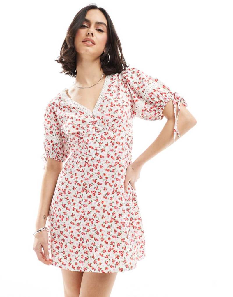 Wednesday's Girl - Minikleid im Milchmädchen-Stil in Weiß mit Blümchenmuster Wednesday's Girl - Minikleid im Milchmädchen-Stil in Weiß mit Blümchenmuster von Wednesday's Girl