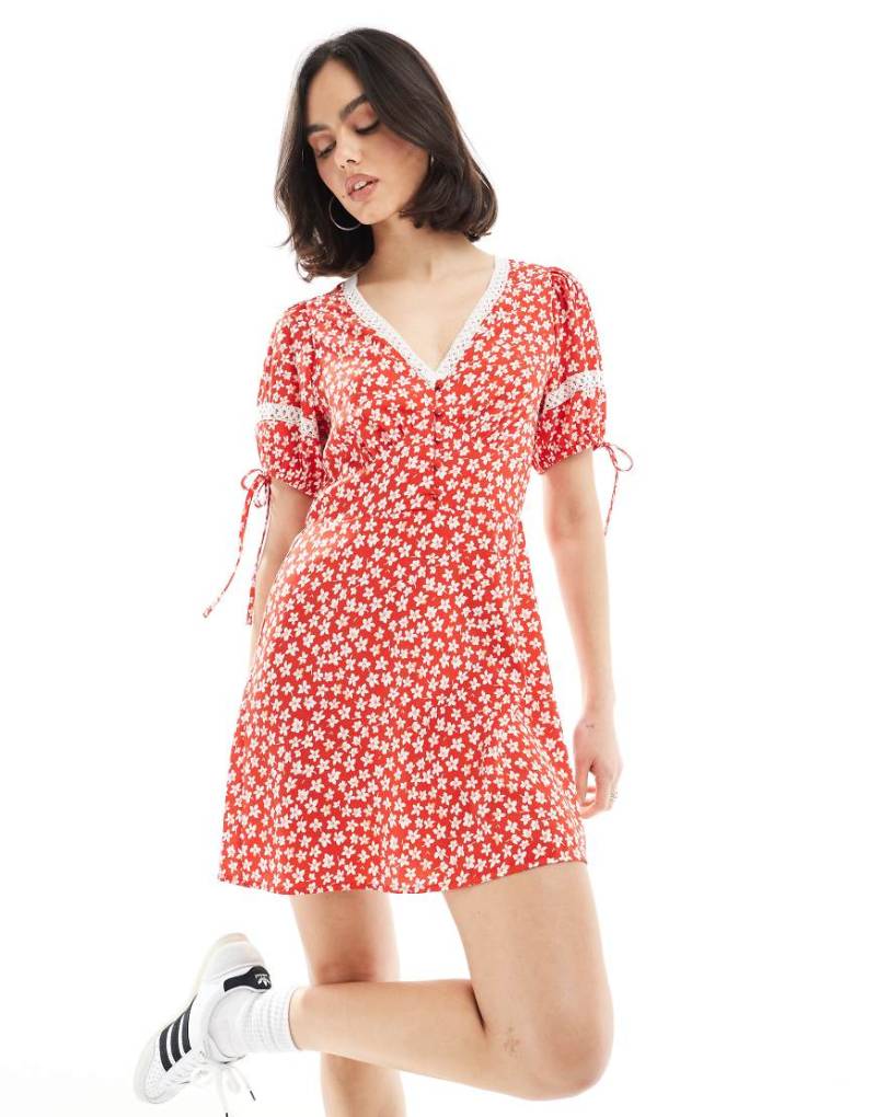 Wednesday's Girl - Mini-Freizeitkleid in Rot mit Blümchenmuster von Wednesday's Girl