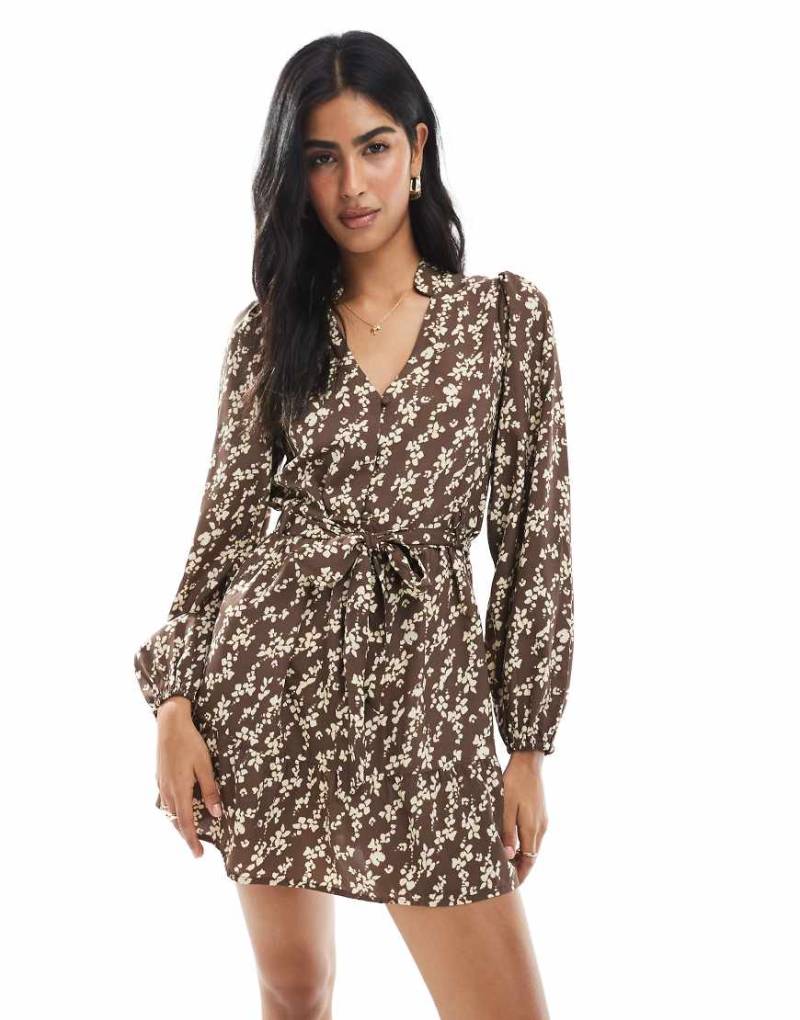 Wednesday's Girl - Minikleid in Braun mit Gürtel, Blumenprint und Bindedetail von Wednesday's Girl