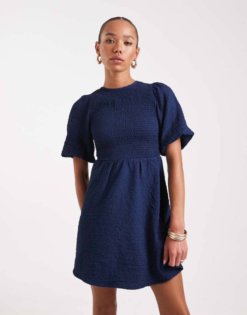 Wednesday's Girl - Minikleid in Mittelblau mit geraffter Brustpartie und Puffärmeln von Wednesday's Girl