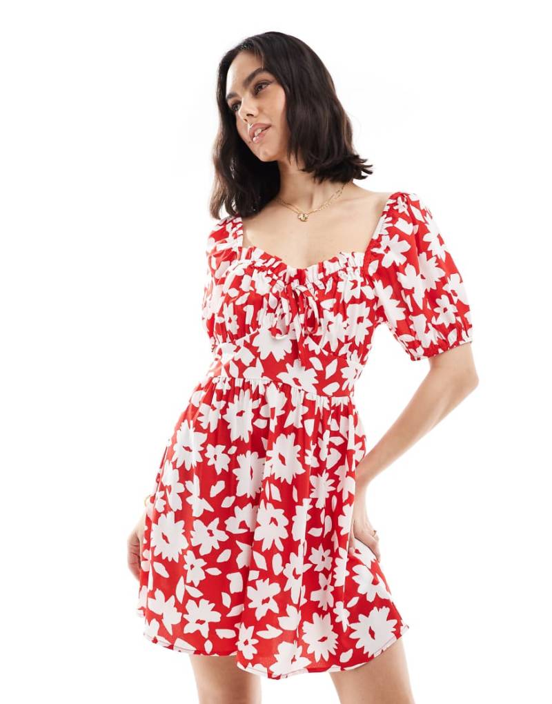 Wednesday's Girl - Minikleid in Rot mit plakativem Blumenmuster und Puffärmeln von Wednesday's Girl