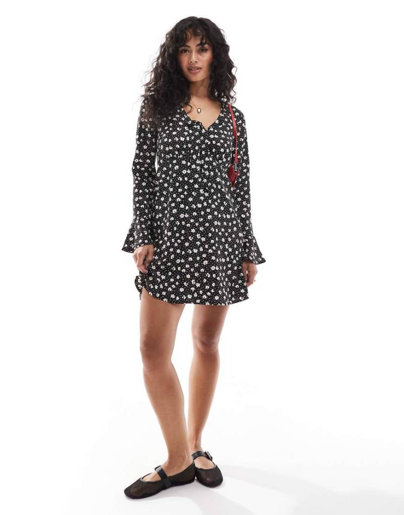 Wednesday's Girl - Minikleid in Schwarz mit Blümchenmuster und ausgestellten Ärmeln von Wednesday's Girl