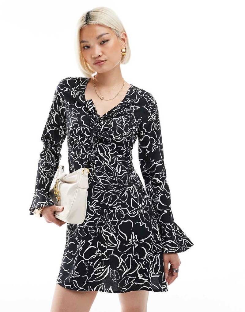 Wednesday's Girl - Minikleid in Schwarz mit abstraktem Blumenmuster und ausgestellten Ärmeln von Wednesday's Girl