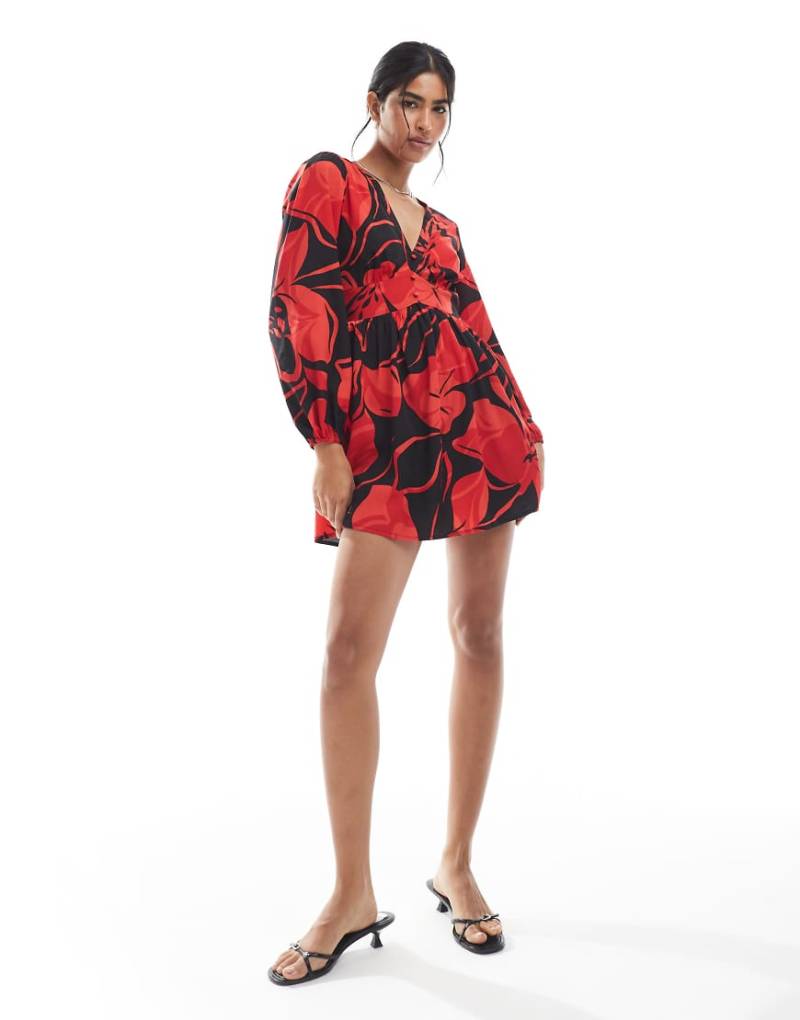 Wednesday's Girl - Minikleid mit markantem Blumenmuster in Rot und Schwarz und V-Ausschnitt von Wednesday's Girl