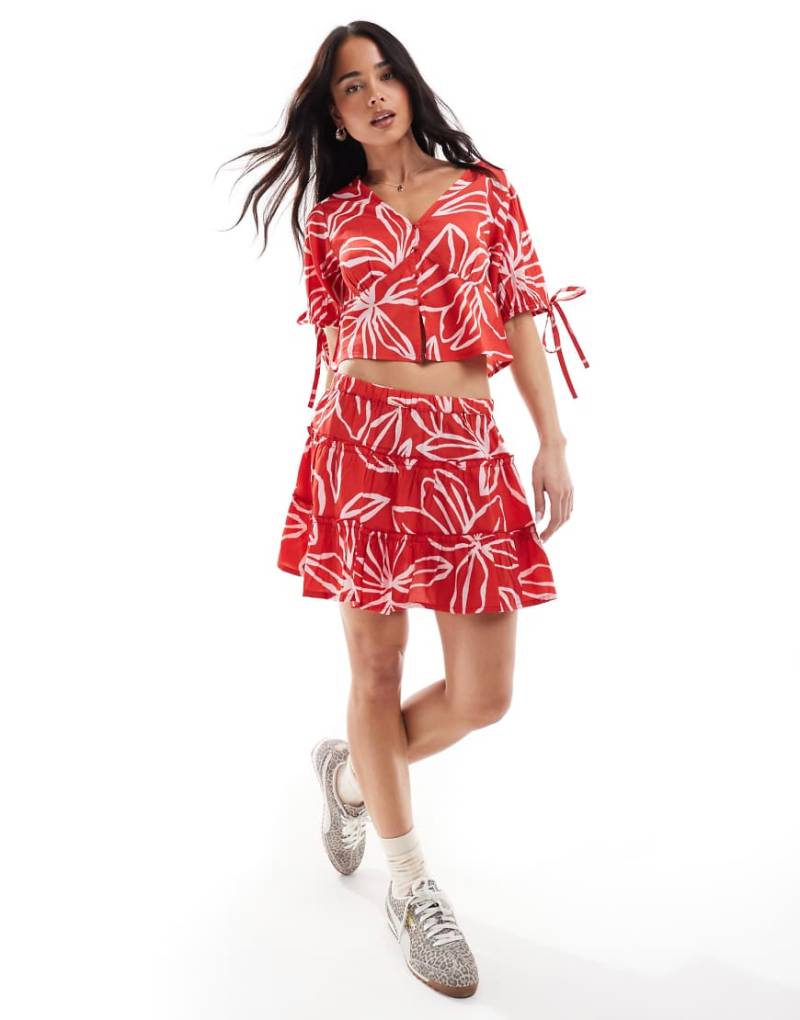 Wednesday's Girl - Minirock in Rot mit plakativem Blütenmuster, Kombiteil von Wednesday's Girl