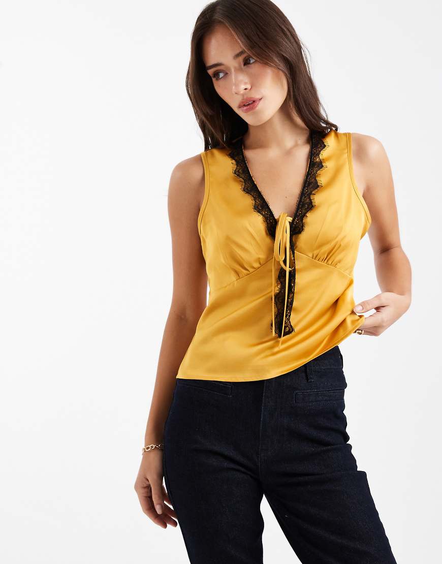 Wednesday's Girl - Oberteil aus Satin in Gold-Bronze mit Spitzenbesatz-Goldfarben von Wednesday's Girl