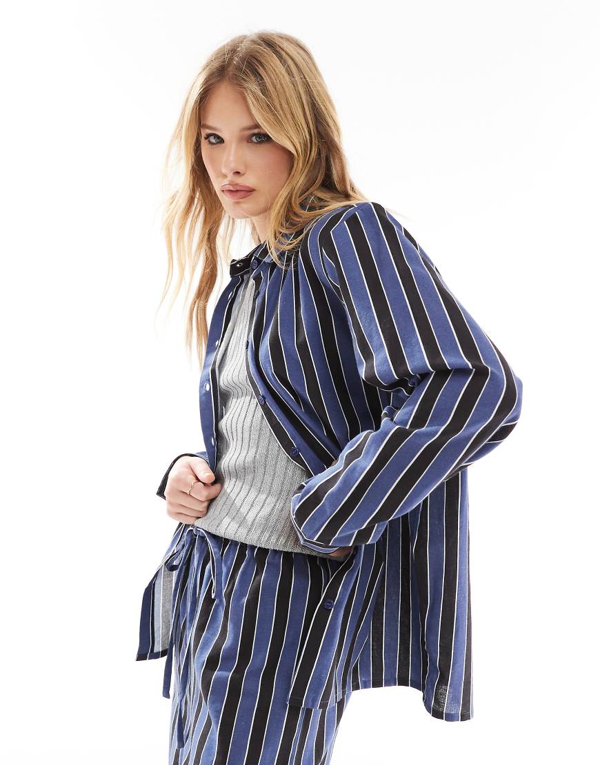 Wednesday's Girl - Oversize-Hemdbluse in Blau mit Blockstreifen, Kombiteil-Marineblau Wednesday's Girl - Oversize-Hemdbluse in Blau mit Blockstreifen, Kombiteil-Marineblau von Wednesday's Girl