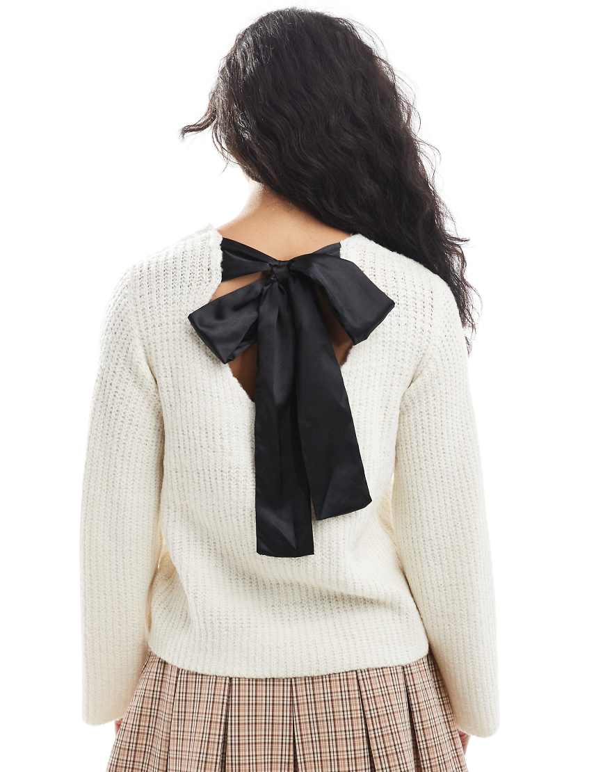 Wednesday's Girl - Oversize-Pullover in Creme mit Schleifendetail-Weiß von Wednesday's Girl