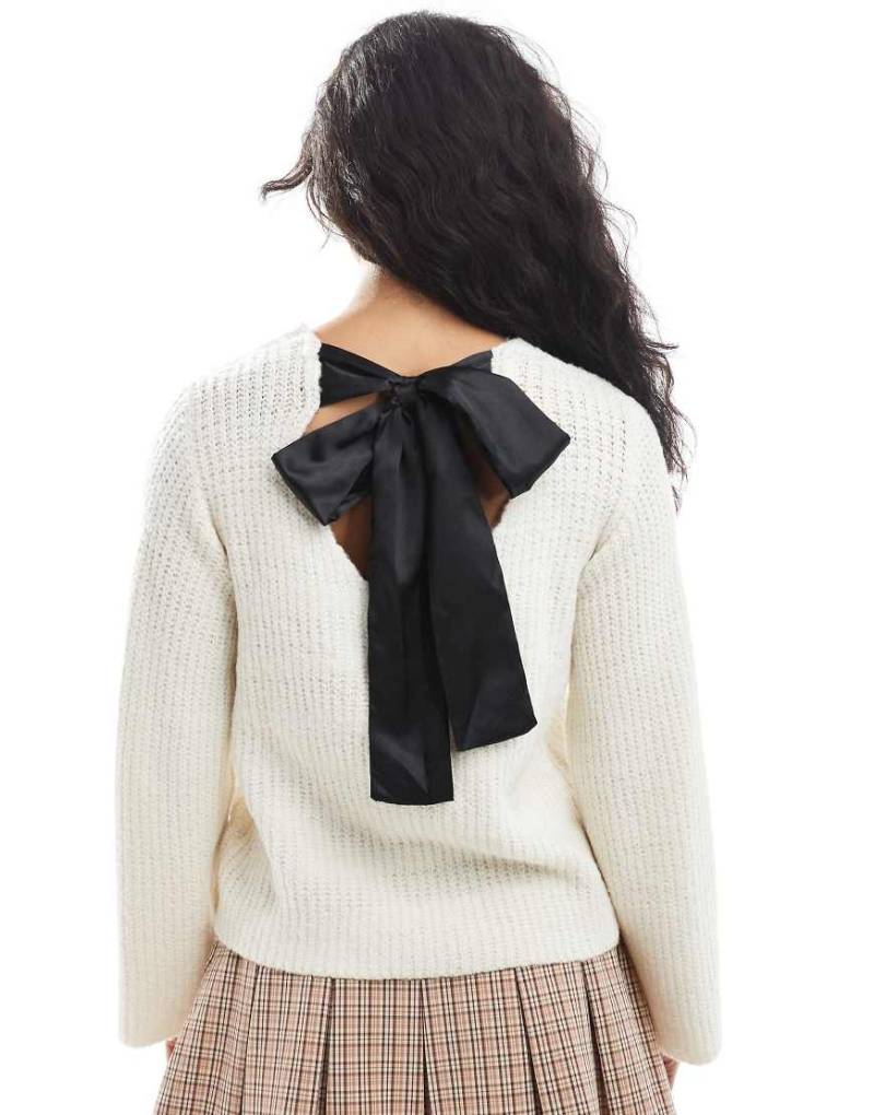 Wednesday's Girl - Oversize-Pullover in Creme mit Schleifendetail-Weiß von Wednesday's Girl