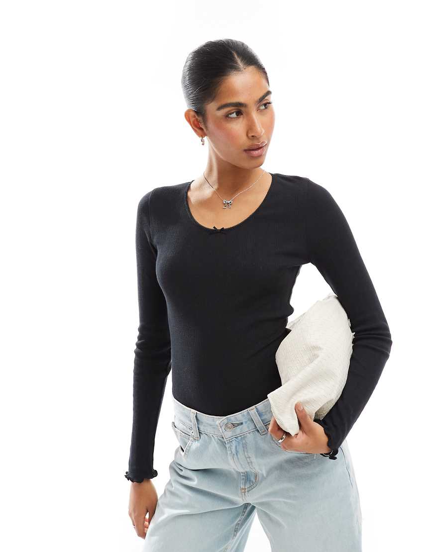 Wednesday's Girl - Pointelle-Body in Schwarz mit Rosetten-Detail und U-Ausschnitt von Wednesday's Girl