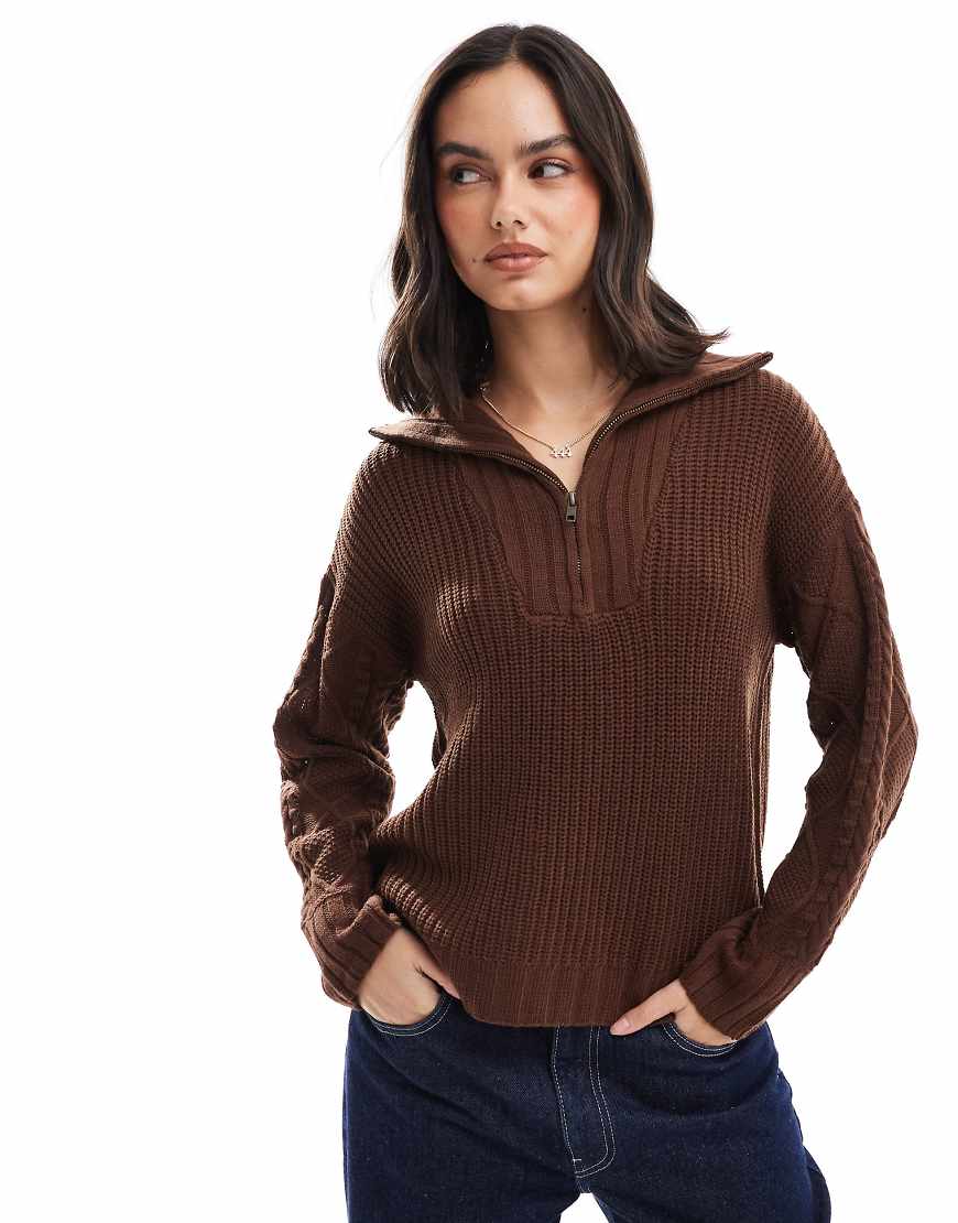 Wednesday's Girl - Pullover mit grober Rippung in Kokosbraun mit Reißverschluss von Wednesday's Girl