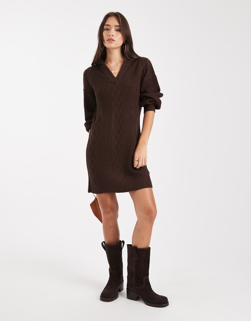 Wednesday's Girl - Pulloverkleid in Dunkelbraun mit V-Ausschnitt und Kragen-Grau von Wednesday's Girl