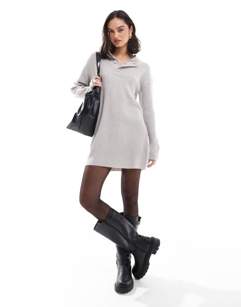 Wednesday's Girl - Pulloverkleid in Hellgrau mit Stehkragen und grobem Rippenmuster von Wednesday's Girl