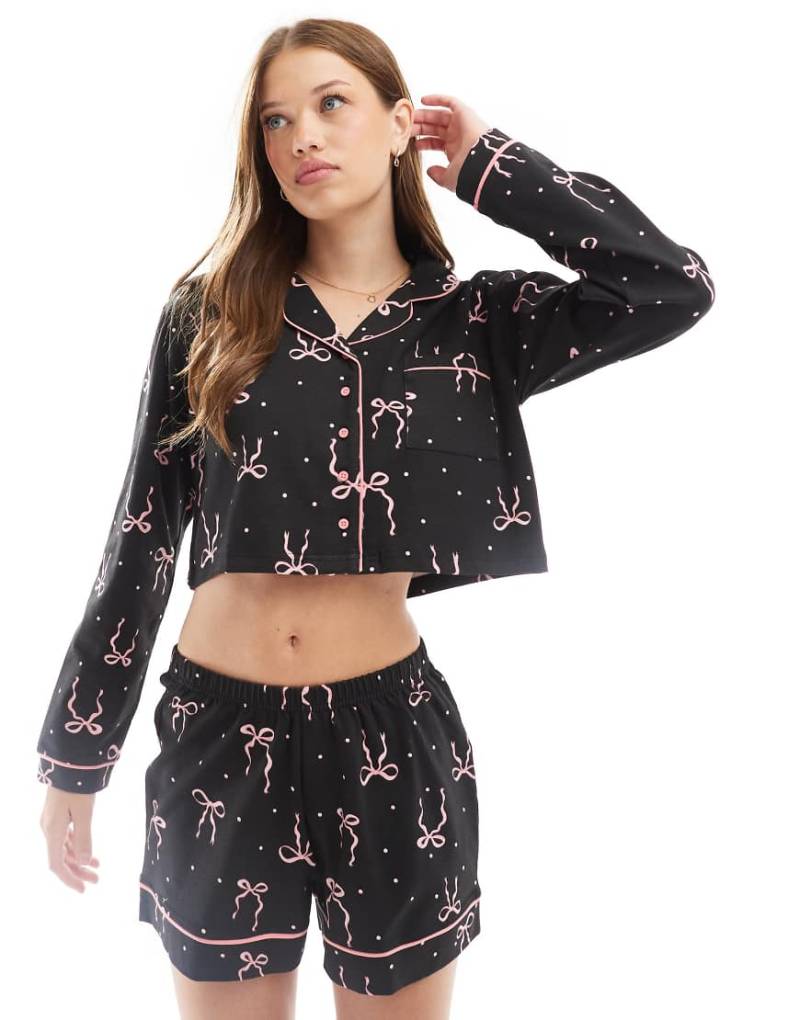 Wednesday's Girl - Pyjama in Schwarz und Rosa mit Schleifenmuster aus langärmligem Hemd und Shorts von Wednesday's Girl